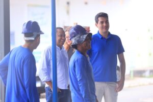 Deputado Fernando Braide e vereador Marcos Castro vistoriam reforma da quadra do Jaracaty