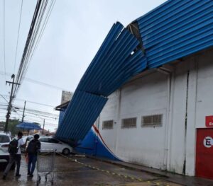 Marquise de supermercado cai e atinge veículos no Turu, em São Luís