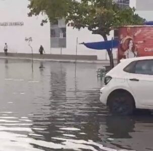 Assista! Maré sobe, invade estacionamento no Centro Histórico de São Luís, Liberdade e Viva de Raposa