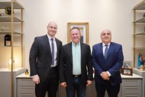 Brandão recebe visita de sobrinho, agora conselheiro do TCE, no Palácio dos Leões