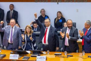 Aliados falam em aposentadoria de Dino do STF e disputa presidencial