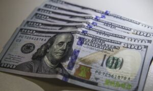 Ibovespa fecha o ano com alta de 4,69% e dólar com queda de 5,3%