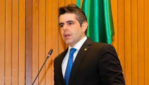 “Gananciosos”; Adriano critica bancos que contestam suspensão de consignados