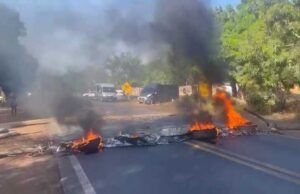 Manifestantes bloqueiam BR 135 entre Santa Rita e Entroncamento, no MA