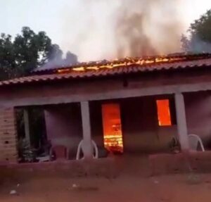 Homem desconfia de traição, toca fogo na casa e foge deixando esposa e filhos sem lar