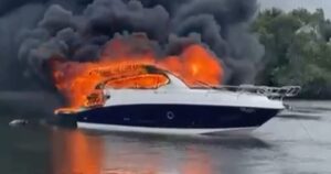 Incêndio destrói lancha que navegava no Rio Preguiças, nos Lençóis Maranhenses