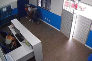 Dupla rouba arma de policial durante assalto a agência do Sine em São Luís