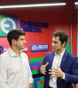 Duarte conhece projetos e troca experiências com João Campos em Recife
