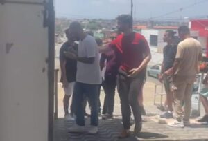Equipe de Duarte retém celular de rapaz que questiona sobre “carros elétricos”