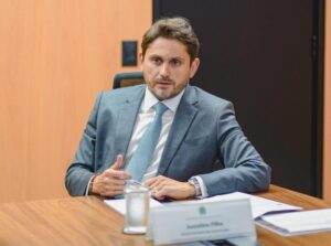Ministro Juscelino Filho vai dobrar projeto que leva internet a escolas em locais remotos