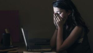 Projeto prevê até 3 anos de prisão para quem divulgar vídeo sexual falso de mulher