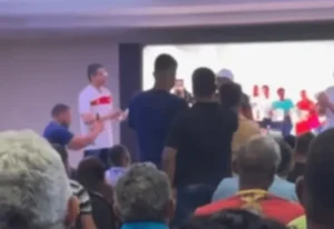 Vídeo: Cantador faz música criticando Brandão e ganha aplausos de Lula e Duarte Jr.