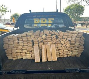 Condutor abandona veículo na BR 010 e PRF apreende 213 pacotes de drogas