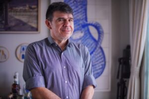 Economista Eden Jr. lança livro ‘Quatro anos caóticos: Reflexões sobre economia e política’
