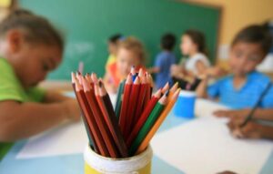 Pais denunciam que Prefeitura matriculou crianças em bairros distantes de suas casas