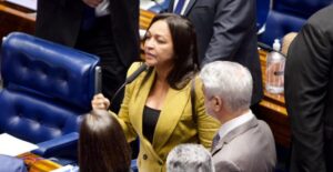Avança no Senado PEC de Eliziane Gama que vincula piso da Enfermagem à jornada de 30 horas