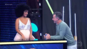 Brasileira famosa por encontro com Axl Rose é destaque em quadro do Domingão com Huck