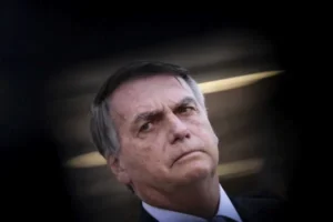 Bolsonaro rompe silêncio e fala sobre depoimento de ex-comandante do Exército à PF sobre golpe