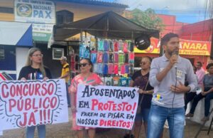 Katyane Leite, única parlamentar na manifestação dos servidores públicos de Pedreiras