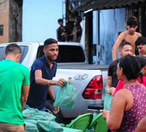 Vini Jansen distribui toneladas de peixes em São Luís