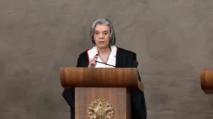 Cármen Lúcia dá recado duro a bolsonaristas ao assumir presidência do TSE