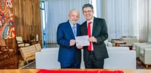 Randolfe volta ao PT com ficha assinada por Lula