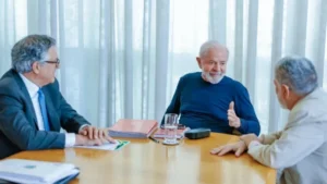 Após queda, Lula publica foto de reunião com Padilha e Celso Amorim