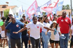 Fábio intensifica caminhadas e se emociona com população nas ruas…