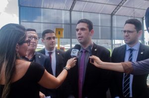 Fábio Macedo acena para Roberto Rocha