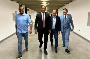 Imagem do dia: Fábio Câmara entrega símbolo de sua pré-campanha a Weverton
