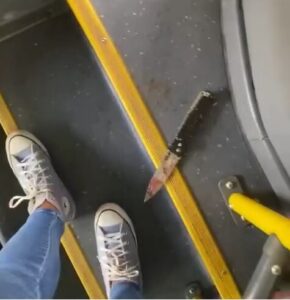 VÍDEO: Adolescente esfaqueia cobrador após tentar entrar em ônibus sem pagar em São Luís