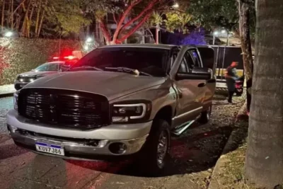 Fatalidade! Comerciante morre prensado em árvore pela própria caminhonete de luxo