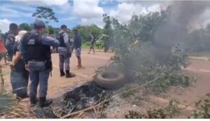 Vídeo: manifestantes fecham entrada de Cândido Mendes contra cassação do prefeito
