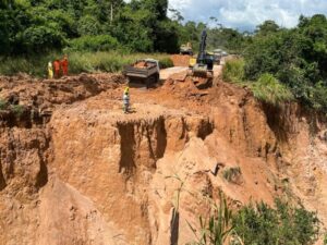 Trecho da BR 222 engolido por cratera está em obras e segue interditado