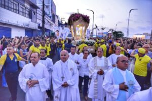 Fernando Braide participa da procissão do Círio de Nazaré no Cohatrac, ao lado de fiéis e família