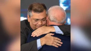Dino “triste”, “arrasado”, “convidado a sair”, mas nada indica que encerrará carreira política, diz Veja
