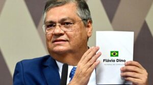 Na “última” entrevista à Globo News, Dino recolhe o ministro e o político e fala como magistrado