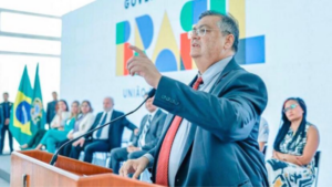Flávio Dino diz que cumplicidade de “pequeno segmento da política brasileira” garantiu anos e anos de garimpo ilegal na AM