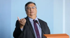Flávio Dino todo enrolado com imagens do 8 de janeiro…