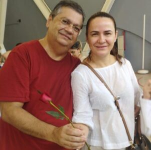 Bem mais magro e jovial, Flávio Dino reaparece em evento do filho ao lado da esposa