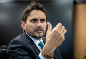 Incomodado com perguntas do delegado da PF, ministro decide manter silêncio