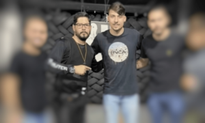 Polícia encontra CNH e celular de Renan Bolsonaro em escritório de instrutor de tiro alvo da Operação Falso Coach