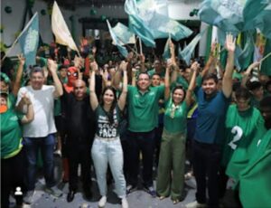 De tornozeleira, Fred Campos constrange aliados e engole deboche de adversários