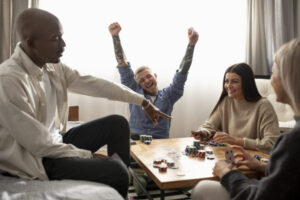 Psicólogo destaca a importância de brincar na vida adulta para a saúde mental e desenvolvimento pessoal