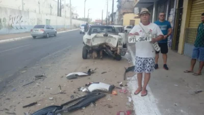 SL: após provocar acidente com dois carros danificados, motorista foge, mas placa cai no local