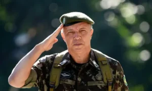 Contrário a prisões de golpistas, comandante discutiu e peitou Dino em 8/1