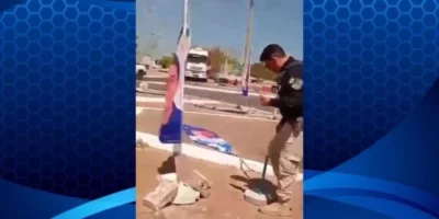 Policial é flagrado derrubando placas de candidato em rotatória de Balsas