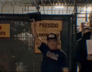 Vídeo: Deputado preso por Moraes ergue bíblia ao sair da prisão