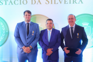 Orleans Brandão recebe Medalha Simão Estácio da Silveira