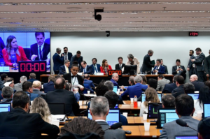 Comissão aprova Orçamento 2024 com fundão de R$ 4,9 bilhões